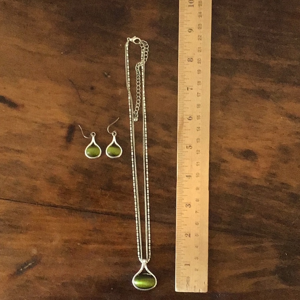 Green Tear Drop Necklace and Earring set